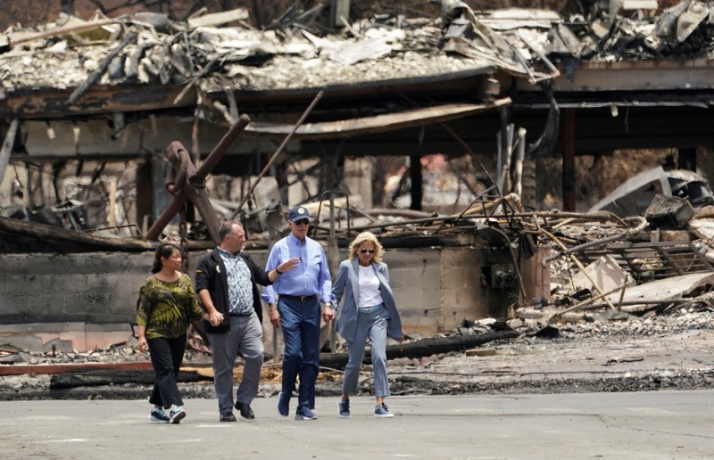 Presiden AS Joe Biden disambut oleh Gubernur Hawaii Josh Green di samping ibu negara Jill Biden di Bandara Kahului, di Maui, Hawaii, AS, 21 Agustus 2023. Presiden AS Joe Biden disambut oleh Gubernur Hawaii Josh Green di samping ibu negara Jill Biden di Bandara Kahului, di Maui, Hawaii, AS, 21 Agustus 2023. (REUTERS/Kevin Lamarque)