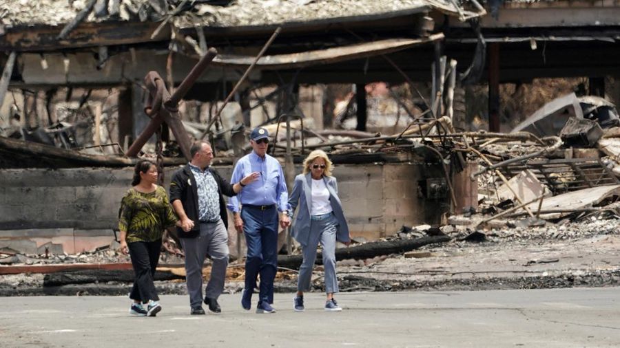 Presiden AS Joe Biden disambut oleh Gubernur Hawaii Josh Green di samping ibu negara Jill Biden di Bandara Kahului, di Maui, Hawaii, AS, 21 Agustus 2023. (REUTERS/Kevin Lamarque)