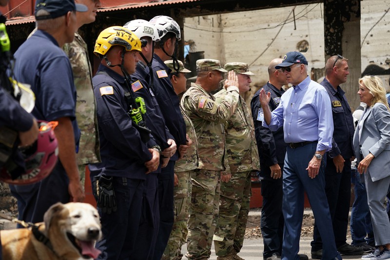 Presiden AS Joe Biden disambut oleh Gubernur Hawaii Josh Green di samping ibu negara Jill Biden di Bandara Kahului, di Maui, Hawaii, AS, 21 Agustus 2023. (REUTERS/Kevin Lamarque)