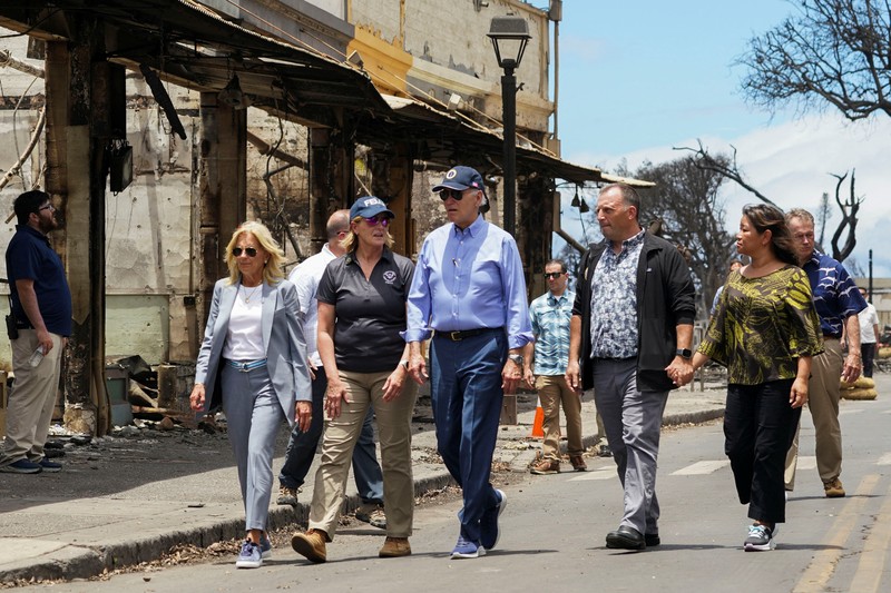Presiden AS Joe Biden disambut oleh Gubernur Hawaii Josh Green di samping ibu negara Jill Biden di Bandara Kahului, di Maui, Hawaii, AS, 21 Agustus 2023. Presiden AS Joe Biden disambut oleh Gubernur Hawaii Josh Green di samping ibu negara Jill Biden di Bandara Kahului, di Maui, Hawaii, AS, 21 Agustus 2023. (REUTERS/Kevin Lamarque)
