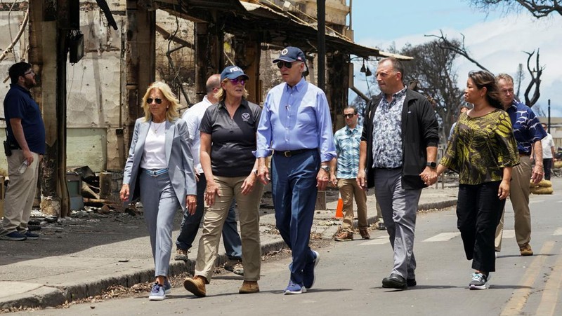 Presiden AS Joe Biden disambut oleh Gubernur Hawaii Josh Green di samping ibu negara Jill Biden di Bandara Kahului, di Maui, Hawaii, AS, 21 Agustus 2023. (REUTERS/Kevin Lamarque)