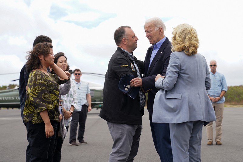 Presiden AS Joe Biden disambut oleh Gubernur Hawaii Josh Green di samping ibu negara Jill Biden di Bandara Kahului, di Maui, Hawaii, AS, 21 Agustus 2023. Presiden AS Joe Biden disambut oleh Gubernur Hawaii Josh Green di samping ibu negara Jill Biden di Bandara Kahului, di Maui, Hawaii, AS, 21 Agustus 2023. (REUTERS/Kevin Lamarque)