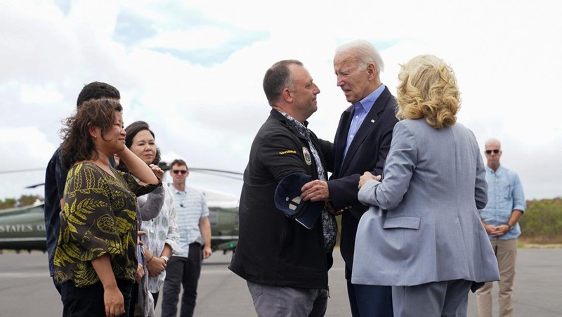 Presiden AS Joe Biden disambut oleh Gubernur Hawaii Josh Green di samping ibu negara Jill Biden di Bandara Kahului, di Maui, Hawaii, AS, 21 Agustus 2023. (REUTERS/Kevin Lamarque)