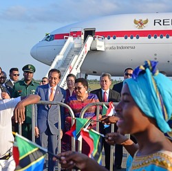 Tarian Tradisional Sambut Kedatangan Jokowi di Tanzania