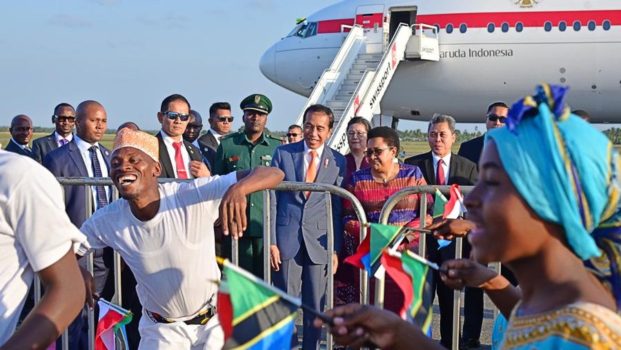 Presiden Joko Widodo tiba di Republik Persatun Tanzania, Senin (21/8/2023). (Dok. Sekretaria Presiden)