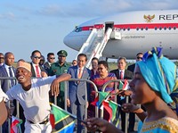 Tarian Tradisional Sambut Kedatangan Jokowi di Tanzania