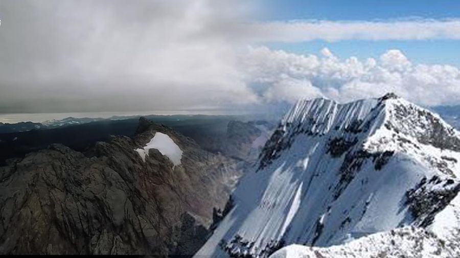 Sebuah gambar kolase yang memperlihatkan Puncak Gunung Jaya Wijaya Saat ini (Kiri) dan Sebelumnya (Kanan). (Dok. satpolpp.papua dan Tangkapan Layar Youtube Info BMKG)