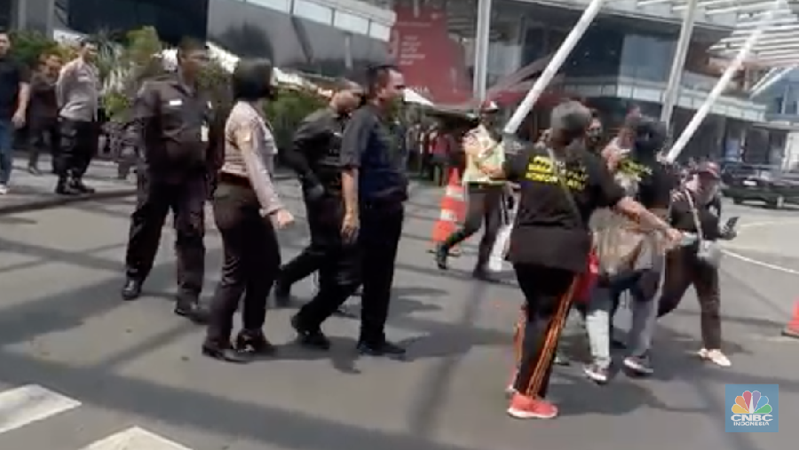 Sebuah rekaman memperlihatkan sejumlah nasabah Prudential Bentrok dengan Security.  (CNBC Indonesia/Zefanya Aprilia)