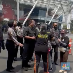 Nasabah Prudential Unjuk Rasa, Bentrok dengan Security Kokas