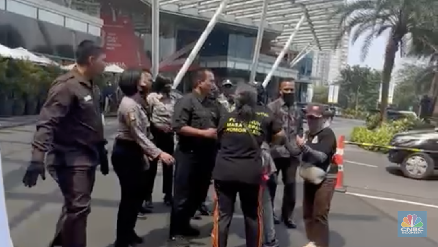 Sebuah rekaman memperlihatkan sejumlah nasabah Prudential Bentrok dengan Security.  (CNBC Indonesia/Zefanya Aprilia)