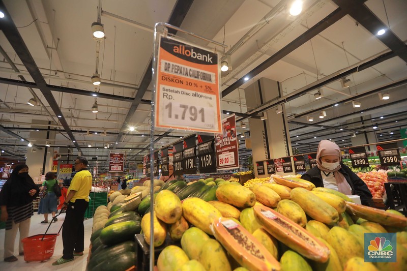 Sejumlah pengunjung melihat produk di Transmart Kota Kasablanka, saat diskon Transmart Full Day Sale Gelaran bertajuk Merdeka Belanja, Jakarta, Selasa (22/8/2023). Sejumlah pengunjung melihat produk di Transmart Kota Kasablanka, saat diskon Transmart Full Day Sale Gelaran bertajuk Merdeka Belanja, Jakarta, Selasa (22/8/2023). (CNBC Indonesia/Muhammad Sabki)