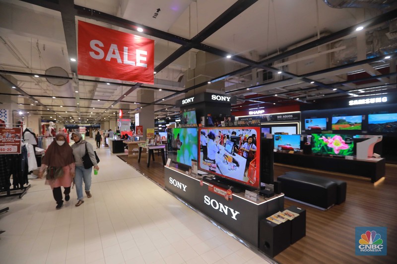Sejumlah pengunjung melihat produk di Transmart Kota Kasablanka, saat diskon Transmart Full Day Sale Gelaran bertajuk Merdeka Belanja, Jakarta, Selasa (22/8/2023). Sejumlah pengunjung melihat produk di Transmart Kota Kasablanka, saat diskon Transmart Full Day Sale Gelaran bertajuk Merdeka Belanja, Jakarta, Selasa (22/8/2023). (CNBC Indonesia/Muhammad Sabki)