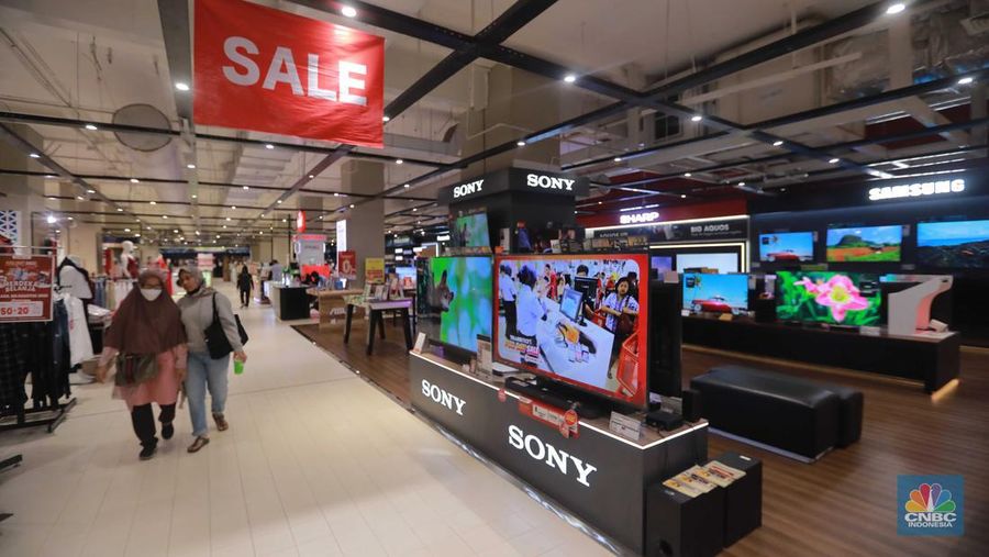 Sejumlah pengunjung melihat produk di Transmart Kota Kasablanka, saat diskon Transmart Full Day Sale Gelaran bertajuk Merdeka Belanja, Jakarta, Selasa (22/8/2023). (CNBC Indonesia/Muhammad Sabki)