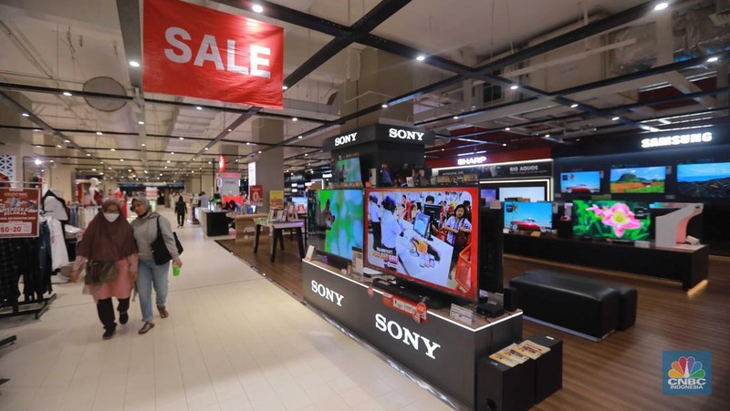 Sejumlah pengunjung melihat produk di Transmart Kota Kasablanka, saat diskon Transmart Full Day Sale Gelaran bertajuk Merdeka Belanja, Jakarta, Selasa (22/8/2023). (CNBC Indonesia/Muhammad Sabki)