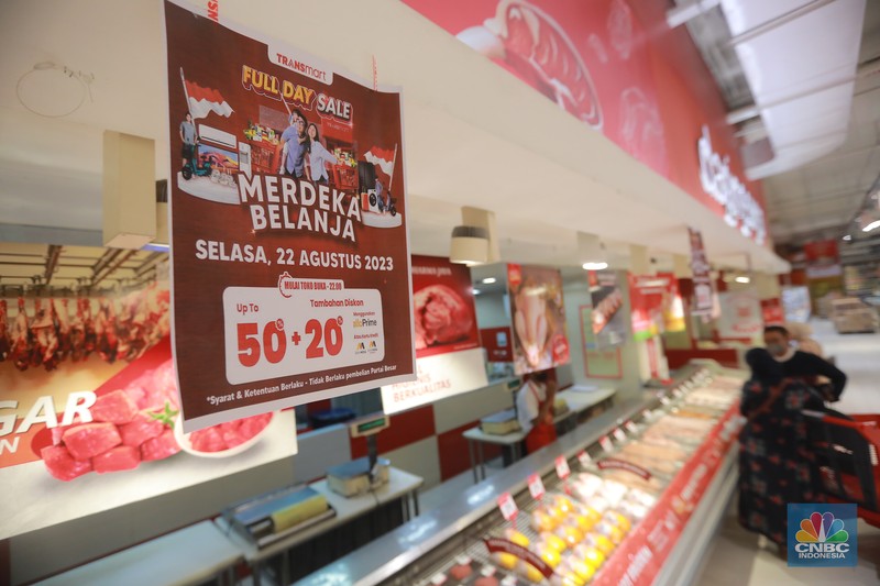 Sejumlah pengunjung Transmart Kota Kasablanka nampak memilih buah-buahan saat Full Day Sale kembali hadir dengan sejumlah promo menarik. Sejumlah pengunjung Transmart Kota Kasablanka nampak memilih buah-buahan saat Full Day Sale kembali hadir dengan sejumlah promo menarik. (CNBC Indonesia/Zefanya Aprilia)