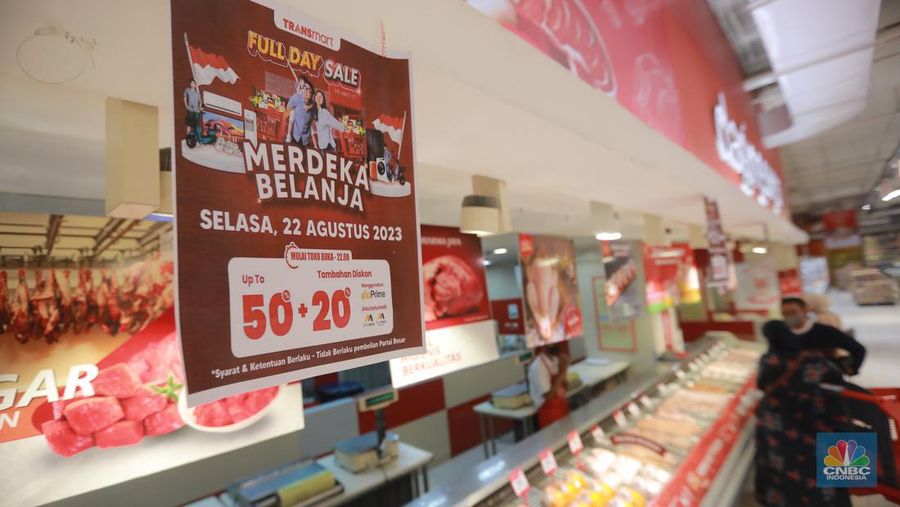 Sejumlah pengunjung Transmart Kota Kasablanka nampak memilih buah-buahan saat Full Day Sale kembali hadir dengan sejumlah promo menarik. (CNBC Indonesia/Zefanya Aprilia)