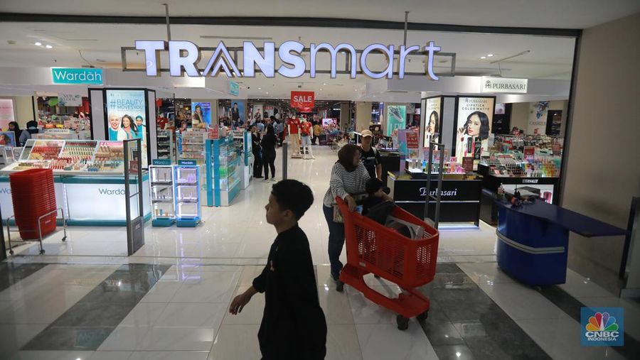 Sejumlah pengunjung melihat produk di Transmart Kota Kasablanka, saat diskon Transmart Full Day Sale Gelaran bertajuk Merdeka Belanja, Jakarta, Selasa (22/8/2023).  (CNBC Indonesia/Muhammad Sabki)