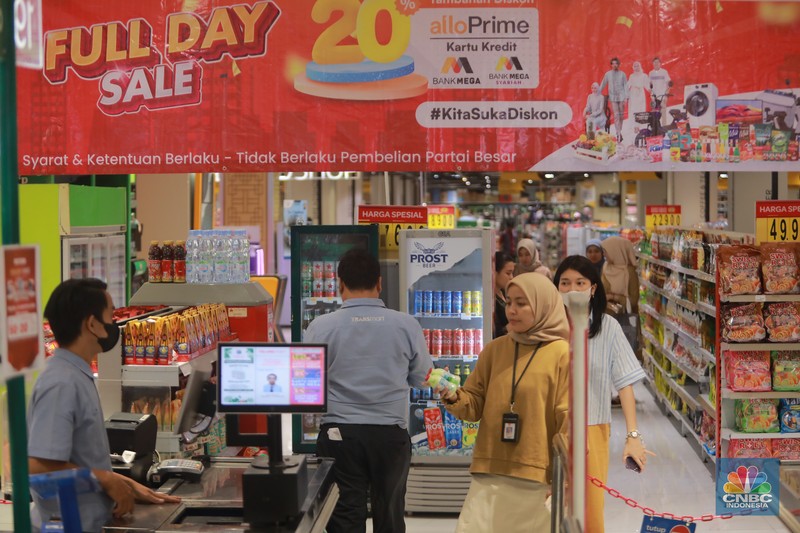 Sejumlah pengunjung Transmart Kota Kasablanka nampak memilih buah-buahan saat Full Day Sale kembali hadir dengan sejumlah promo menarik. Sejumlah pengunjung Transmart Kota Kasablanka nampak memilih buah-buahan saat Full Day Sale kembali hadir dengan sejumlah promo menarik. (CNBC Indonesia/Zefanya Aprilia)