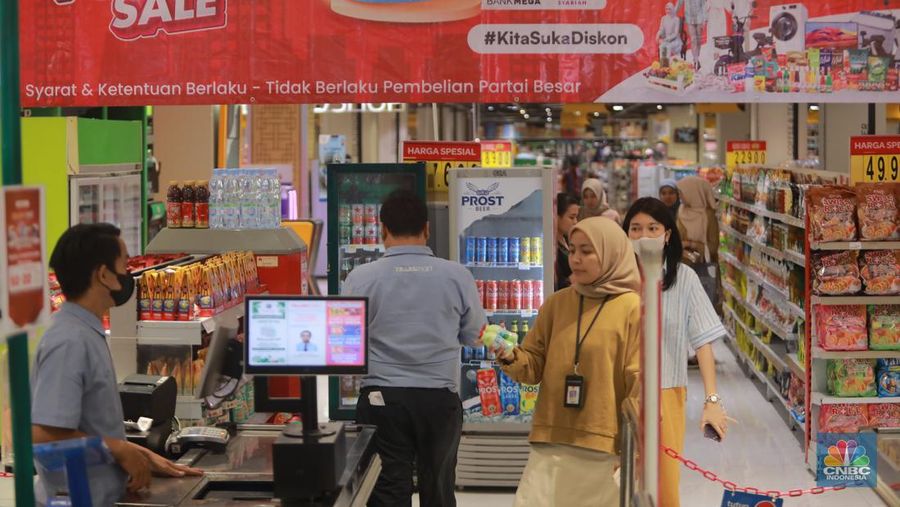 Sejumlah pengunjung melihat produk di Transmart Kota Kasablanka, saat diskon Transmart Full Day Sale Gelaran bertajuk Merdeka Belanja, Jakarta, Selasa (22/8/2023).  (CNBC Indonesia/Muhammad Sabki)