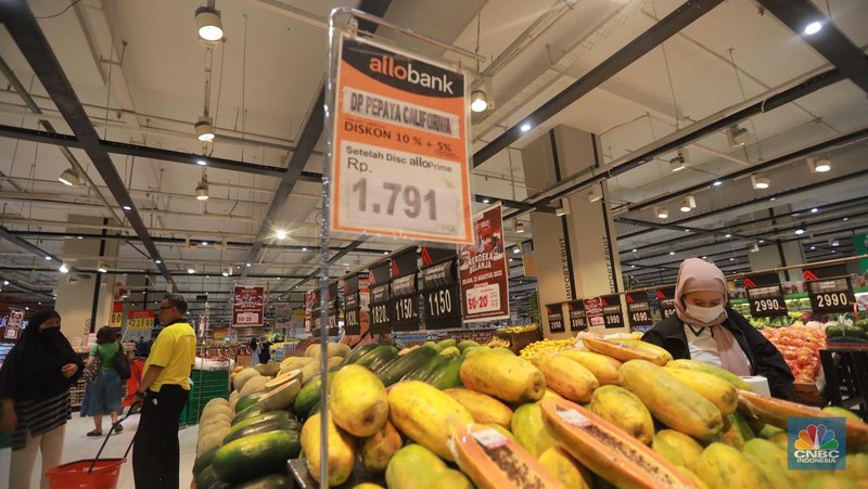 Sejumlah pengunjung melihat produk di Transmart Kota Kasablanka, saat diskon Transmart Full Day Sale Gelaran bertajuk Merdeka Belanja, Jakarta, Selasa (22/8/2023). (CNBC Indonesia/Muhammad Sabki)