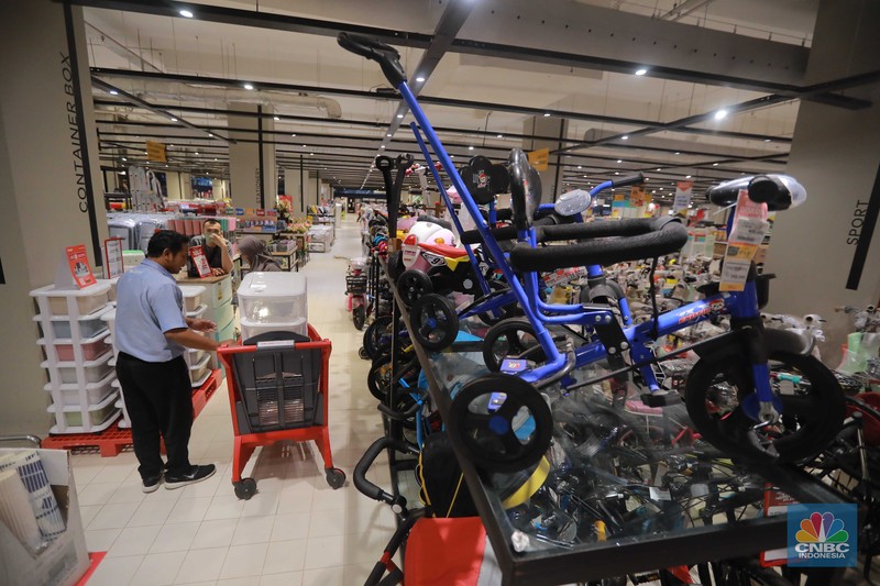 Sejumlah pengunjung melihat produk di Transmart Kota Kasablanka, saat diskon Transmart Full Day Sale Gelaran bertajuk Merdeka Belanja, Jakarta, Selasa (22/8/2023). (CNBC Indonesia/Muhammad Sabki)