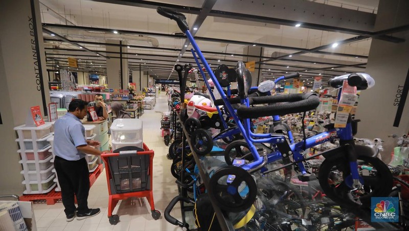Sejumlah pengunjung melihat produk di Transmart Kota Kasablanka, saat diskon Transmart Full Day Sale Gelaran bertajuk Merdeka Belanja, Jakarta, Selasa (22/8/2023). (CNBC Indonesia/Muhammad Sabki)