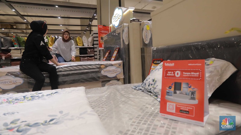 Sejumlah pengunjung melihat produk di Transmart Kota Kasablanka, saat diskon Transmart Full Day Sale Gelaran bertajuk Merdeka Belanja, Jakarta, Selasa (22/8/2023). Sejumlah pengunjung melihat produk di Transmart Kota Kasablanka, saat diskon Transmart Full Day Sale Gelaran bertajuk Merdeka Belanja, Jakarta, Selasa (22/8/2023). (CNBC Indonesia/Muhammad Sabki)