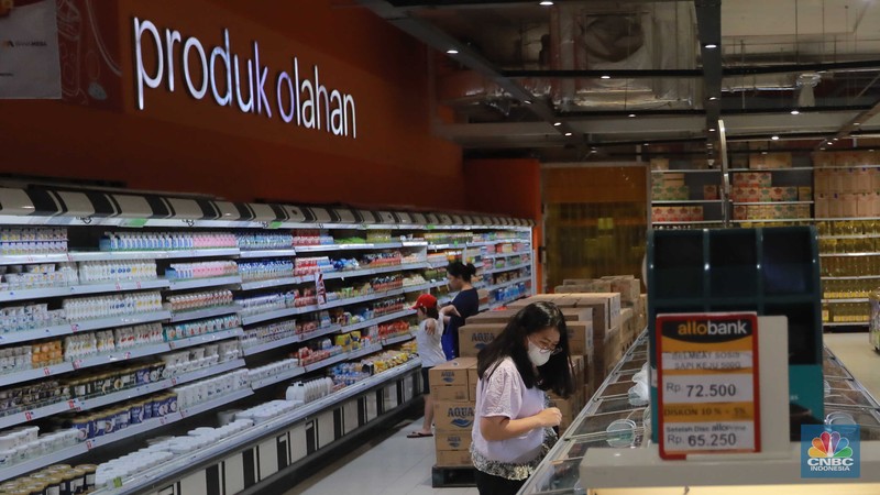 Sejumlah pengunjung melihat produk di Transmart Kota Kasablanka, saat diskon Transmart Full Day Sale Gelaran bertajuk Merdeka Belanja, Jakarta, Selasa (22/8/2023). Sejumlah pengunjung melihat produk di Transmart Kota Kasablanka, saat diskon Transmart Full Day Sale Gelaran bertajuk Merdeka Belanja, Jakarta, Selasa (22/8/2023). (CNBC Indonesia/Muhammad Sabki)