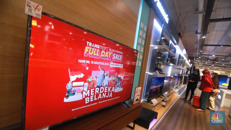 Sejumlah pengunjung melihat produk di Transmart Kota Kasablanka, saat diskon Transmart Full Day Sale Gelaran bertajuk Merdeka Belanja, Jakarta, Selasa (22/8/2023). (CNBC Indonesia/Muhammad Sabki)