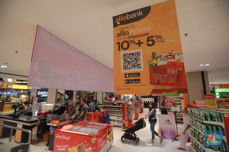 Sejumlah pengunjung melihat produk di Transmart Kota Kasablanka, saat diskon Transmart Full Day Sale Gelaran bertajuk Merdeka Belanja, Jakarta, Selasa (22/8/2023). Sejumlah pengunjung melihat produk di Transmart Kota Kasablanka, saat diskon Transmart Full Day Sale Gelaran bertajuk Merdeka Belanja, Jakarta, Selasa (22/8/2023). (CNBC Indonesia/Muhammad Sabki)