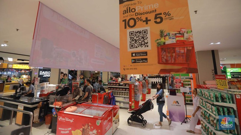 Sejumlah pengunjung melihat produk di Transmart Kota Kasablanka, saat diskon Transmart Full Day Sale Gelaran bertajuk Merdeka Belanja, Jakarta, Selasa (22/8/2023). (CNBC Indonesia/Muhammad Sabki)