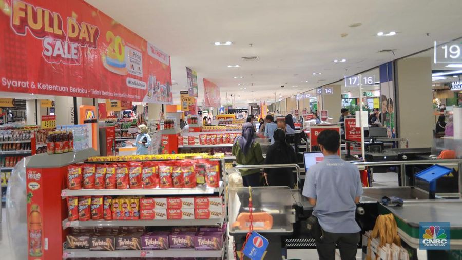 Sejumlah pengunjung melihat produk di Transmart Kota Kasablanka, saat diskon Transmart Full Day Sale Gelaran bertajuk Merdeka Belanja, Jakarta, Selasa (22/8/2023). (CNBC Indonesia/Muhammad Sabki)