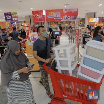 Potret Warga Pulang Kerja Serbu Transmart Full Day Sale