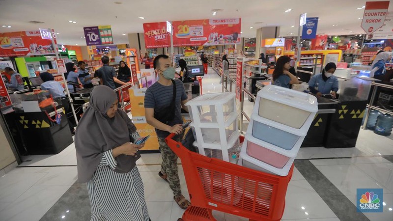 Sejumlah pengunjung melihat produk di Transmart Kota Kasablanka, saat diskon Transmart Full Day Sale Gelaran bertajuk Merdeka Belanja, Jakarta, Selasa (22/8/2023). (CNBC Indonesia/Muhammad Sabki)
