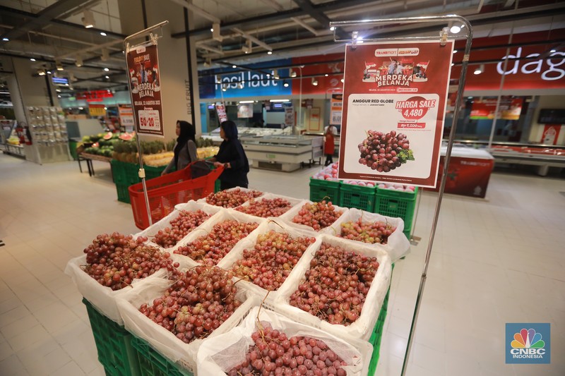 Sejumlah pengunjung Transmart Kota Kasablanka nampak memilih buah-buahan saat Full Day Sale kembali hadir dengan sejumlah promo menarik. Sejumlah pengunjung Transmart Kota Kasablanka nampak memilih buah-buahan saat Full Day Sale kembali hadir dengan sejumlah promo menarik. (CNBC Indonesia/Zefanya Aprilia)