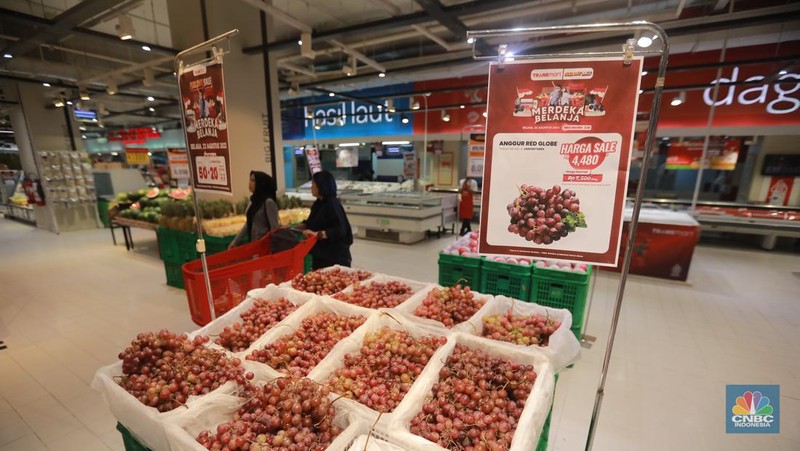 Sejumlah pengunjung Transmart Kota Kasablanka nampak memilih buah-buahan saat Full Day Sale kembali hadir dengan sejumlah promo menarik. (CNBC Indonesia/Zefanya Aprilia)