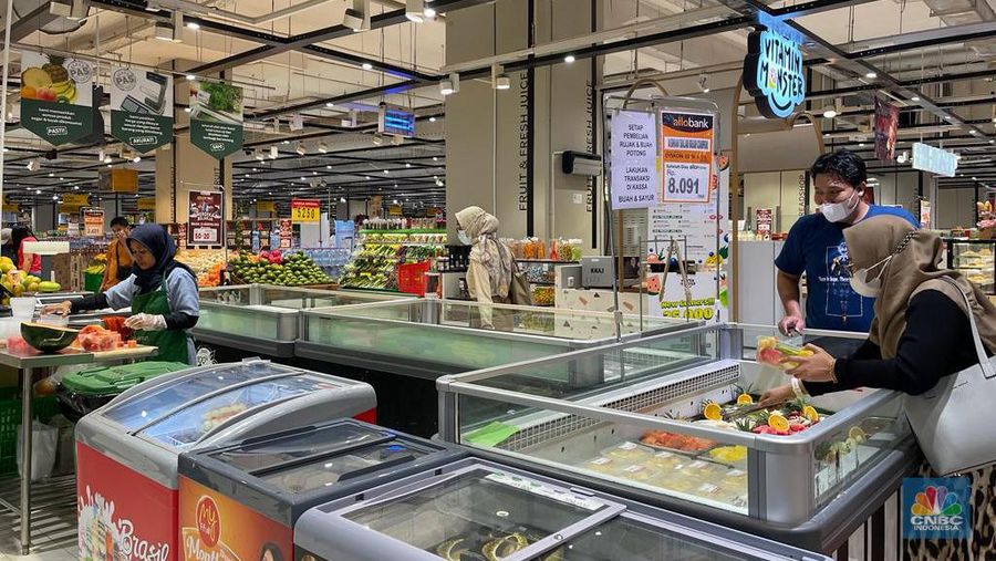 Sejumlah pengunjung Transmart Kota Kasablanka nampak memilih buah-buahan saat Full Day Sale kembali hadir dengan sejumlah promo menarik. (CNBC Indonesia/Zefanya Aprilia)