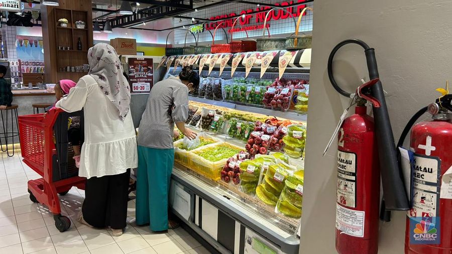 Sejumlah pengunjung Transmart Kota Kasablanka nampak memilih buah-buahan saat Full Day Sale kembali hadir dengan sejumlah promo menarik. (CNBC Indonesia/Zefanya Aprilia)