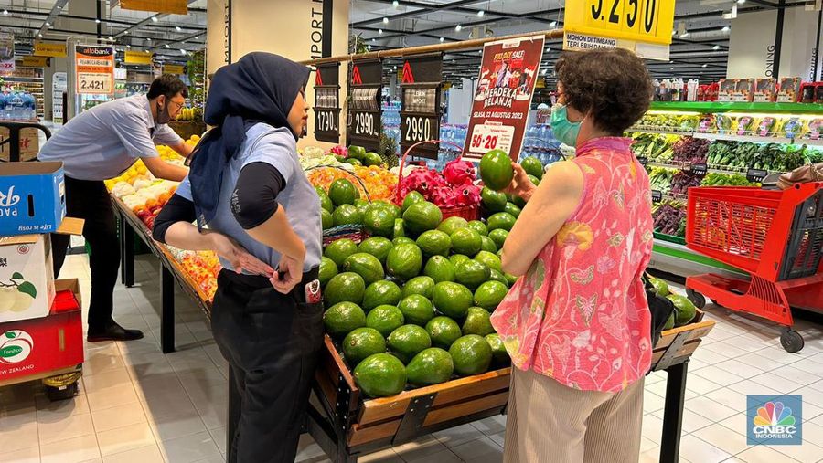 Sejumlah pengunjung Transmart Kota Kasablanka nampak memilih buah-buahan saat Full Day Sale kembali hadir dengan sejumlah promo menarik. (CNBC Indonesia/Zefanya Aprilia)
