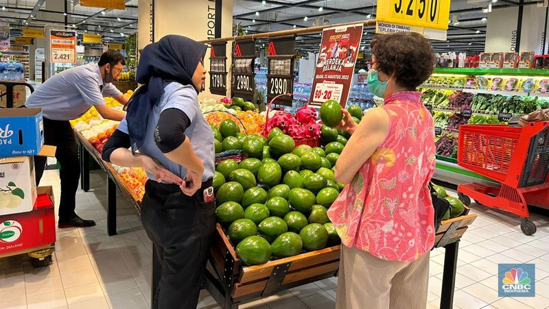Sejumlah pengunjung Transmart Kota Kasablanka nampak memilih buah-buahan saat Full Day Sale kembali hadir dengan sejumlah promo menarik. (CNBC Indonesia/Zefanya Aprilia)