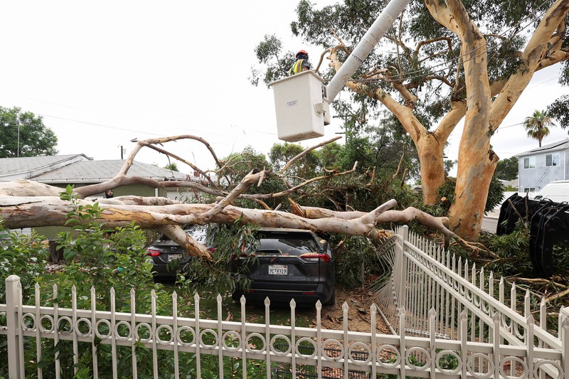 Suasan pasca amukan Badai Hilary di California Selatan, Amerika Serikat, Senin (21/8/2023). (REUTERS/Bryan Woolston
) Suasan pasca amukan Badai Hilary di California Selatan, Amerika Serikat, Senin (21/8/2023). (REUTERS/Bryan Woolston
)