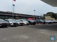 Ada Full Day Sale, Parkiran Transmart Penuh Mobil
