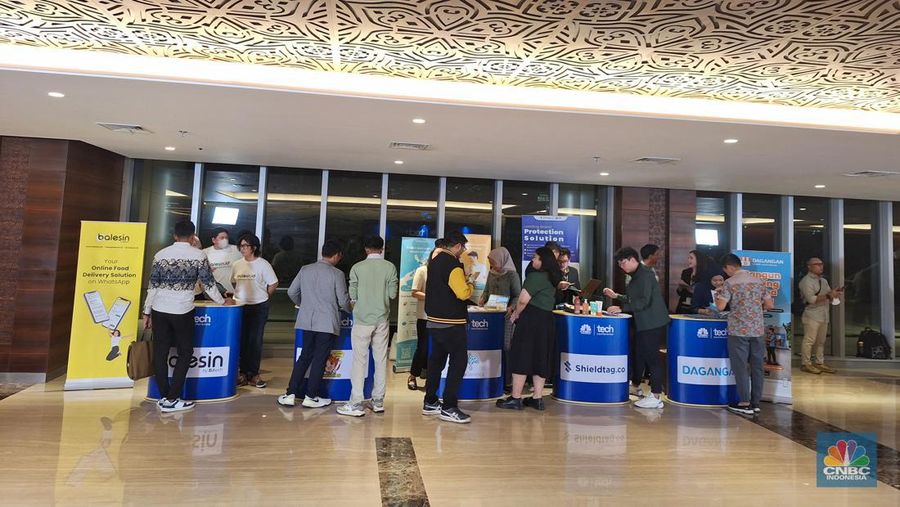 Suasana jelang CNBC Indonesia Tech Conference 2023  di Samisara Grand Ballroom, Sopo Del Tower, pada Selasa (22/8/2023). (CNBC Indonesia/Khoirul Anam)