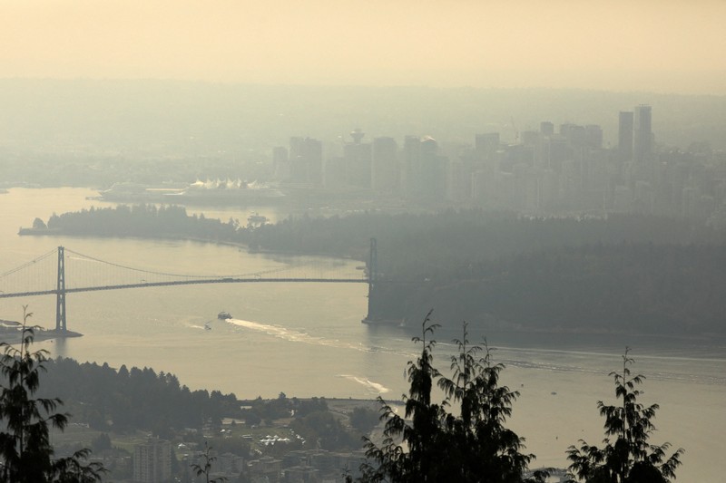 Suasana pusat kota yang diselimuti kabut asap kebakaran hutan, di Stanley Park di Vancouver, British Columbia, Kanada, Senin (21/8/2023). (REUTERS/Chris Helgren)