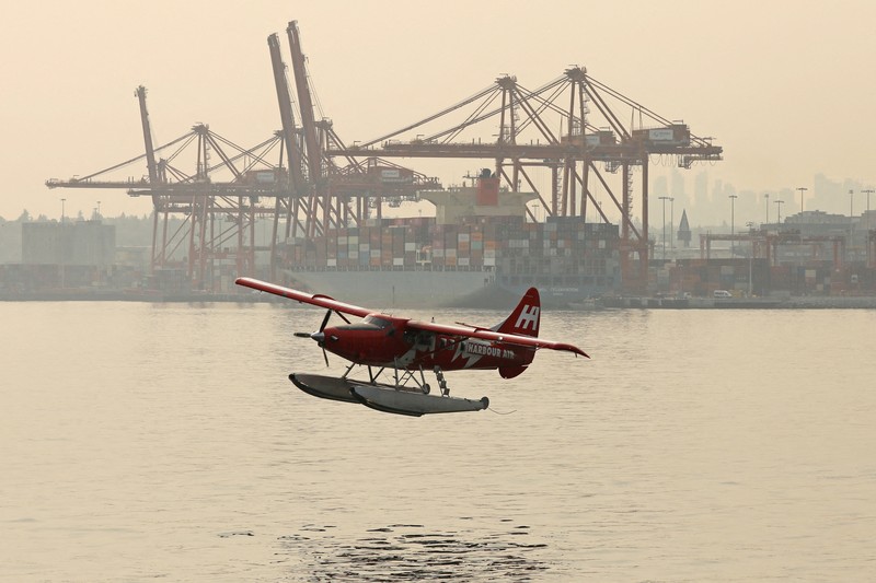 Suasana pusat kota yang diselimuti kabut asap kebakaran hutan, di Stanley Park di Vancouver, British Columbia, Kanada, Senin (21/8/2023). (REUTERS/Chris Helgren)