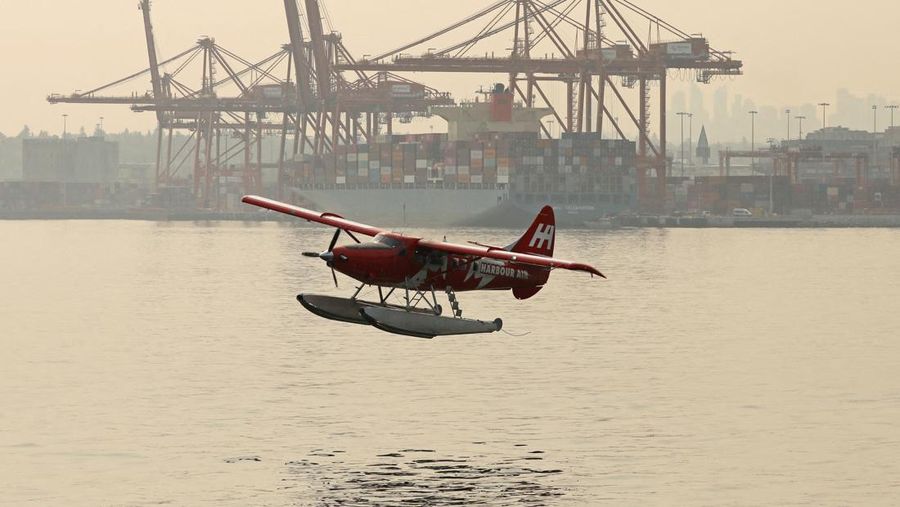 Suasana pusat kota yang diselimuti kabut asap kebakaran hutan, di Stanley Park di Vancouver, British Columbia, Kanada, Senin (21/8/2023). (REUTERS/Chris Helgren)