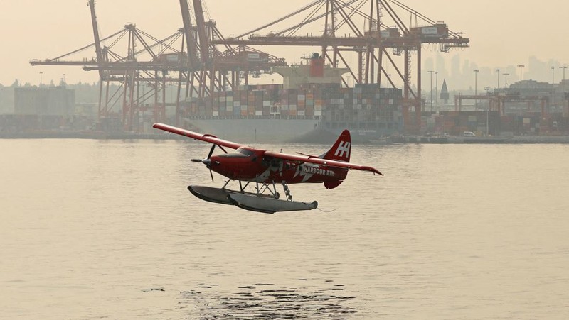 Suasana pusat kota yang diselimuti kabut asap kebakaran hutan, di Stanley Park di Vancouver, British Columbia, Kanada, Senin (21/8/2023). (REUTERS/Chris Helgren)
