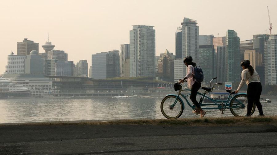 Suasana pusat kota yang diselimuti kabut asap kebakaran hutan, di Stanley Park di Vancouver, British Columbia, Kanada, Senin (21/8/2023). (REUTERS/Chris Helgren)