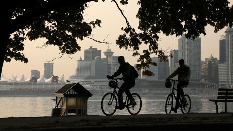 Suasana pusat kota yang diselimuti kabut asap kebakaran hutan, di Stanley Park di Vancouver, British Columbia, Kanada, Senin (21/8/2023). (REUTERS/Chris Helgren)