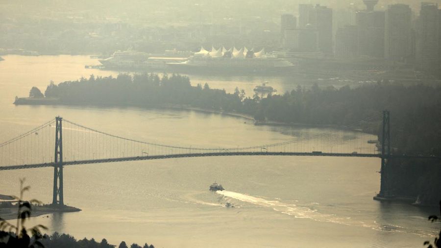 Suasana pusat kota yang diselimuti kabut asap kebakaran hutan, di Stanley Park di Vancouver, British Columbia, Kanada, Senin (21/8/2023). (REUTERS/Chris Helgren)